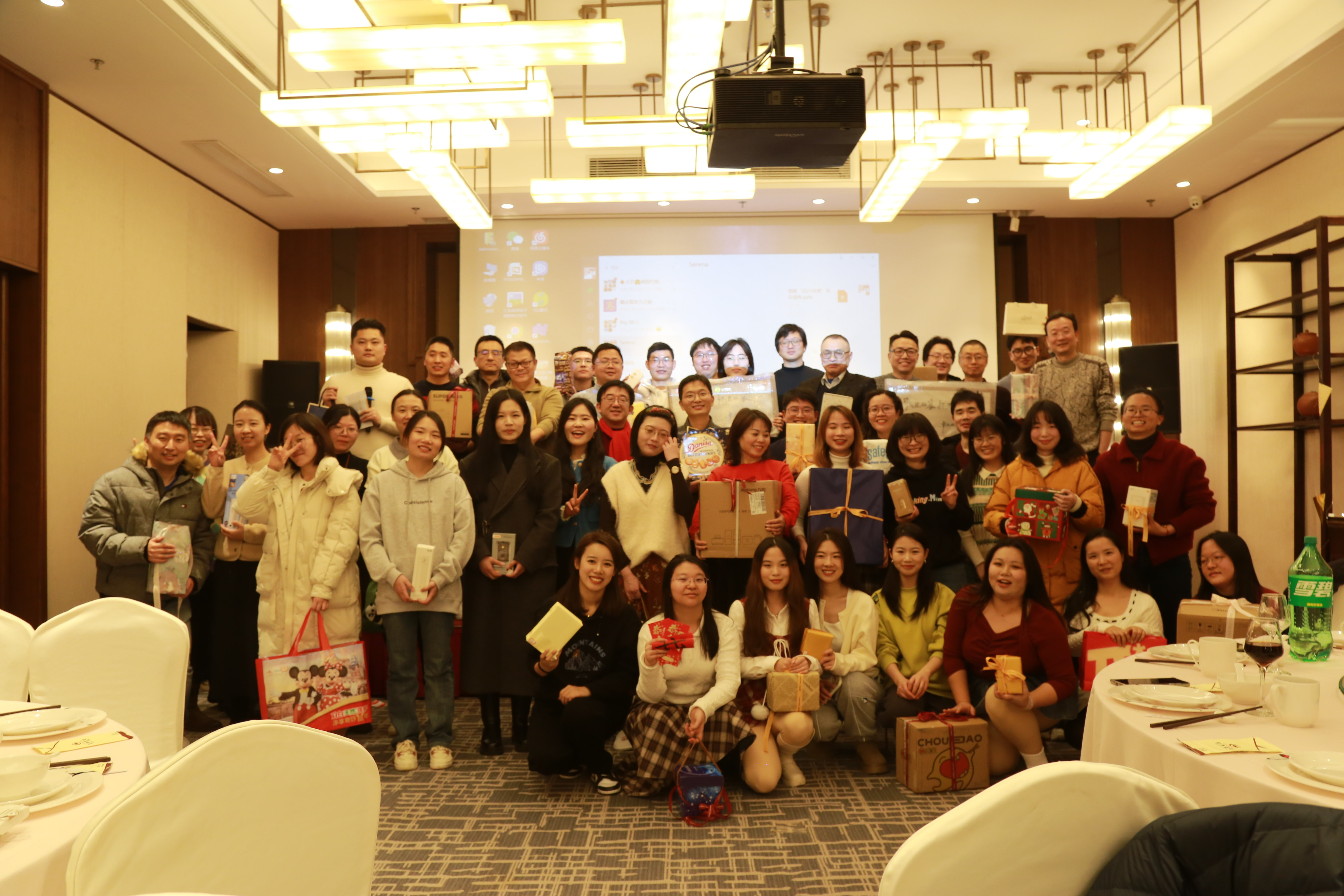 團(tuán)結(jié)起來(lái)，爭(zhēng)取更大的勝利！